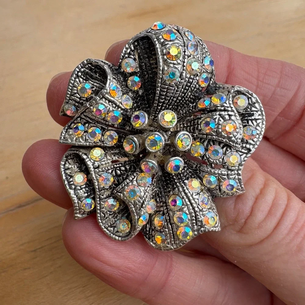 Vintage‎ Aurora Borealis Rhinestone Ribbon Brooch Pin Open Work Silver Tone